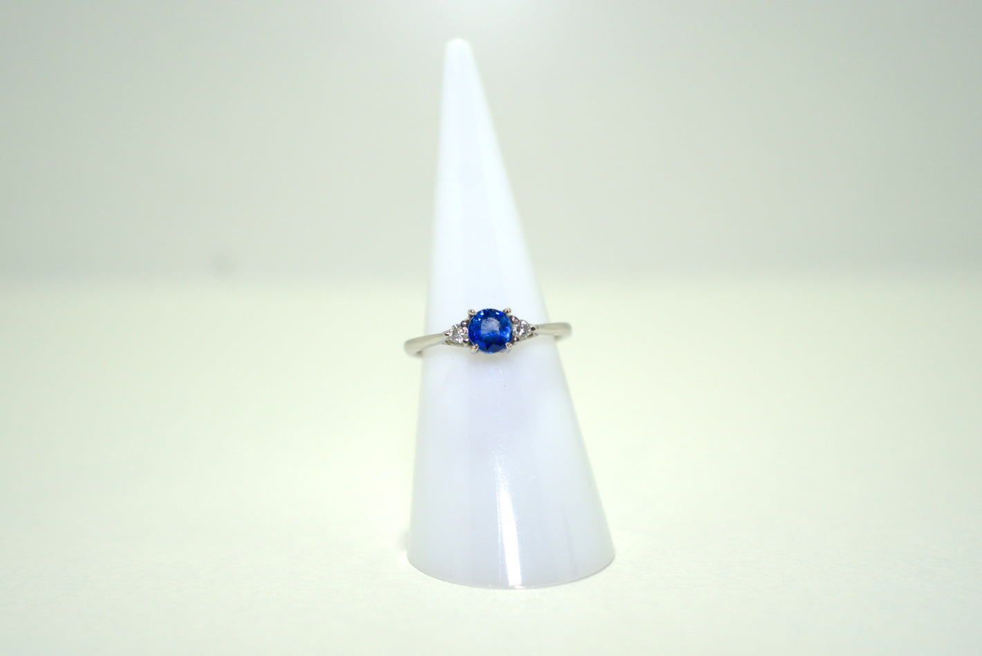 White Gold Ring with Blue Sapphire and Diamonds