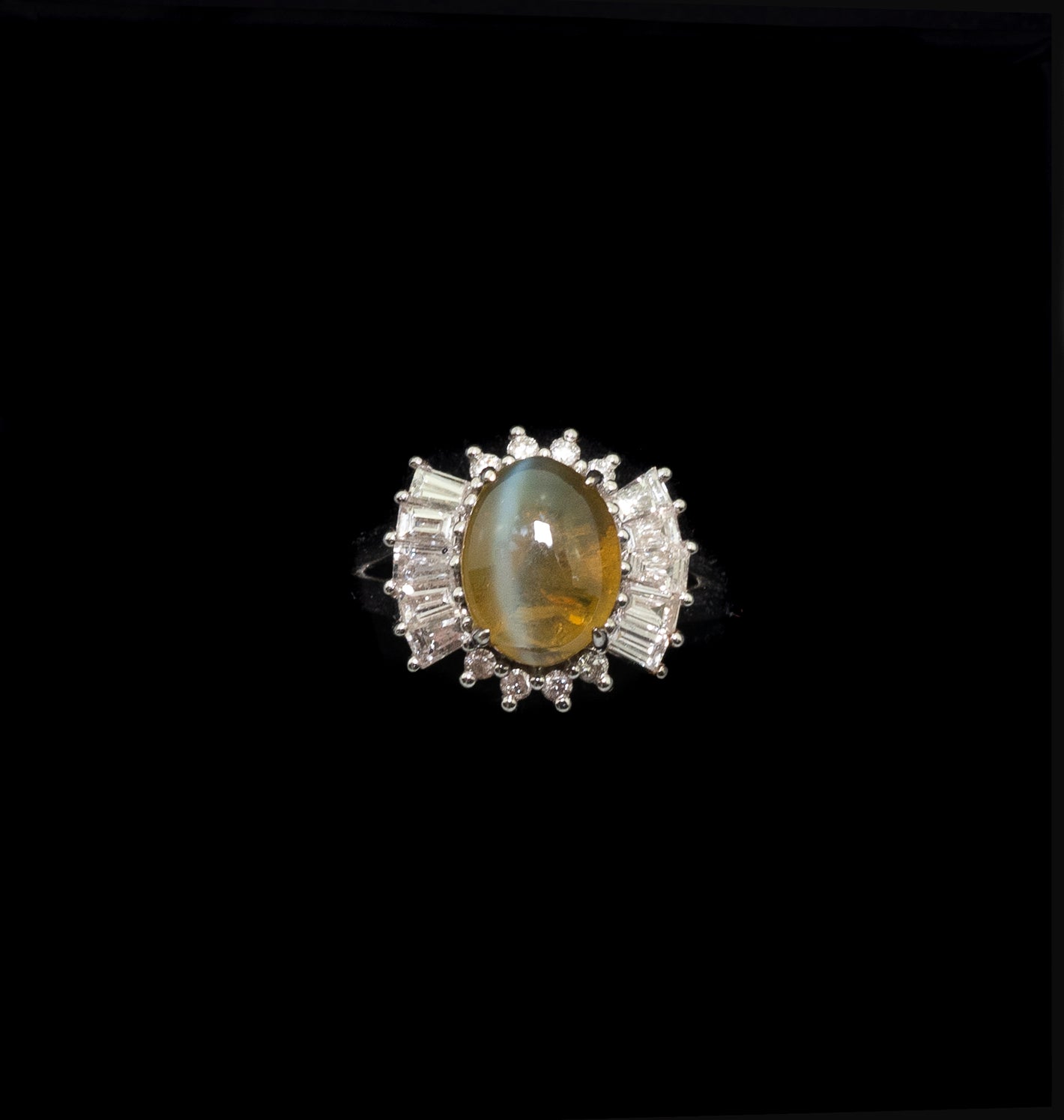 White gold Ring with Cat's eye and Diamond