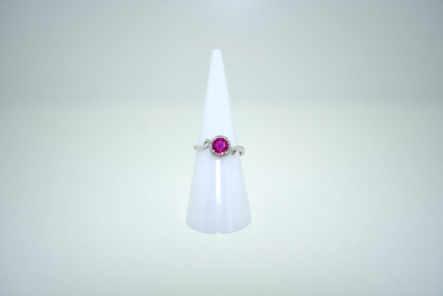 White Gold Ring with Pink sapphire and Diamonds