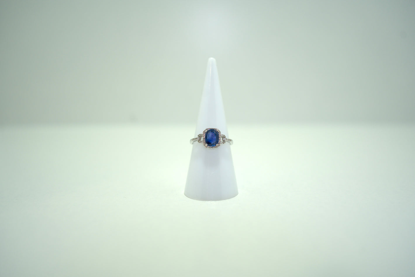 White Gold Ring with Blue Sapphire and Diamond