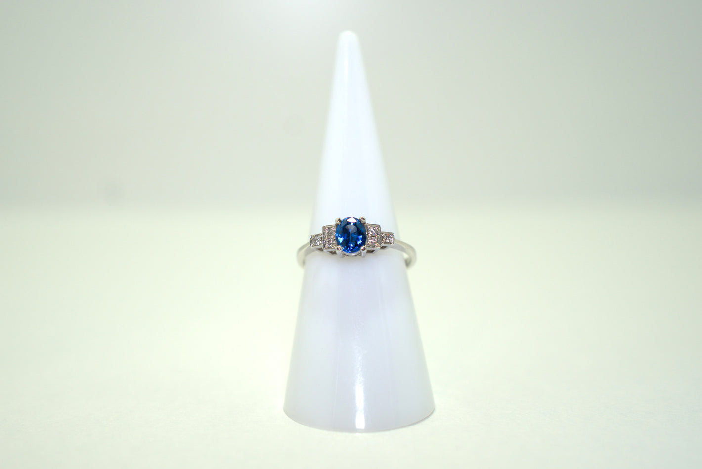 White Gold Ring with Blue sapphire and Diamonds
