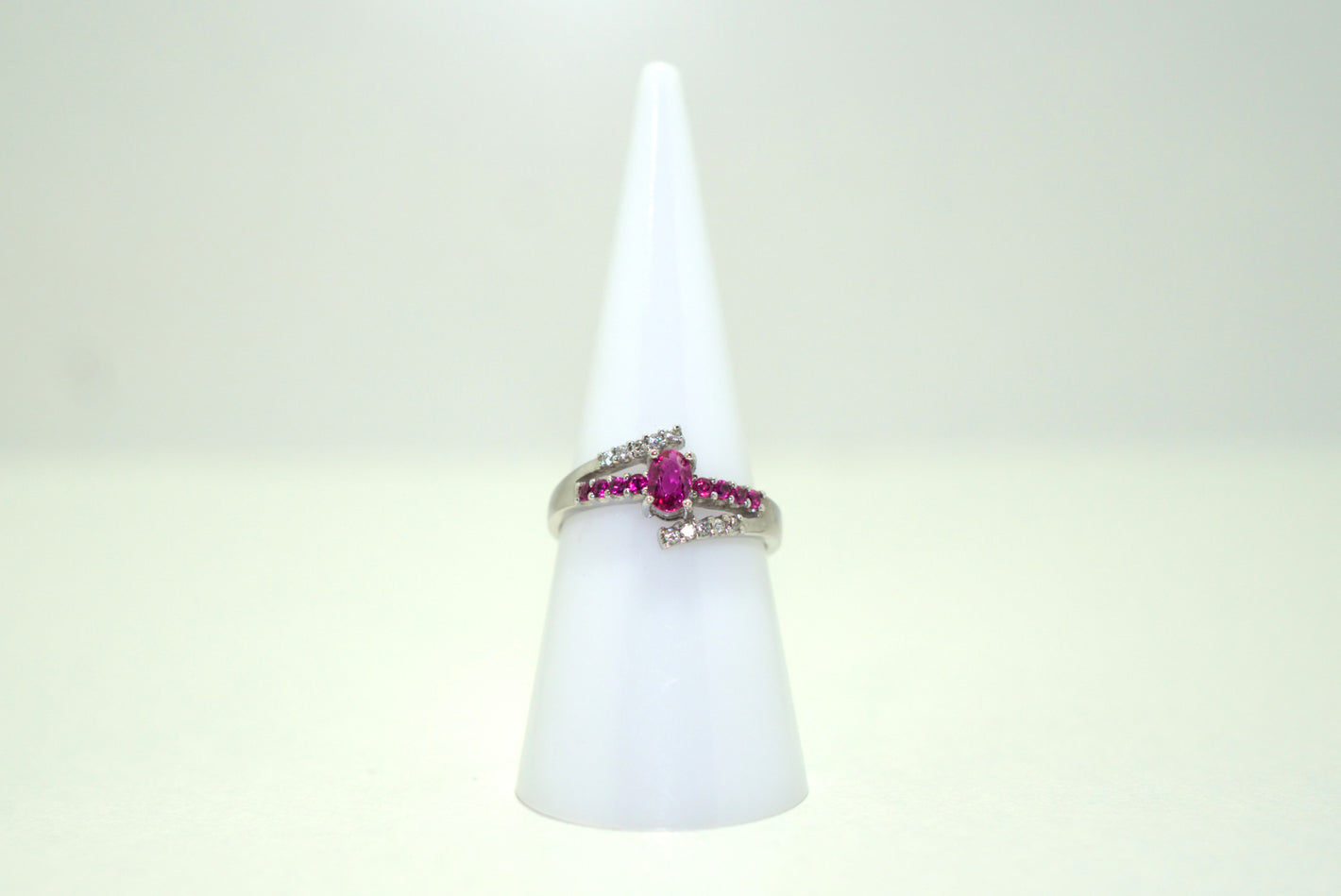 White Gold ring with Rubies and Diamonds