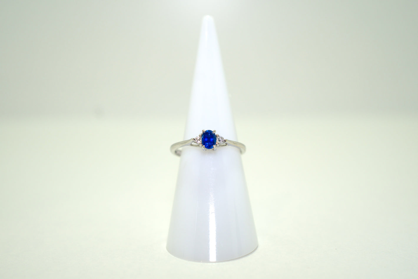 White Gold Ring with Blue Sapphire and Diamonds