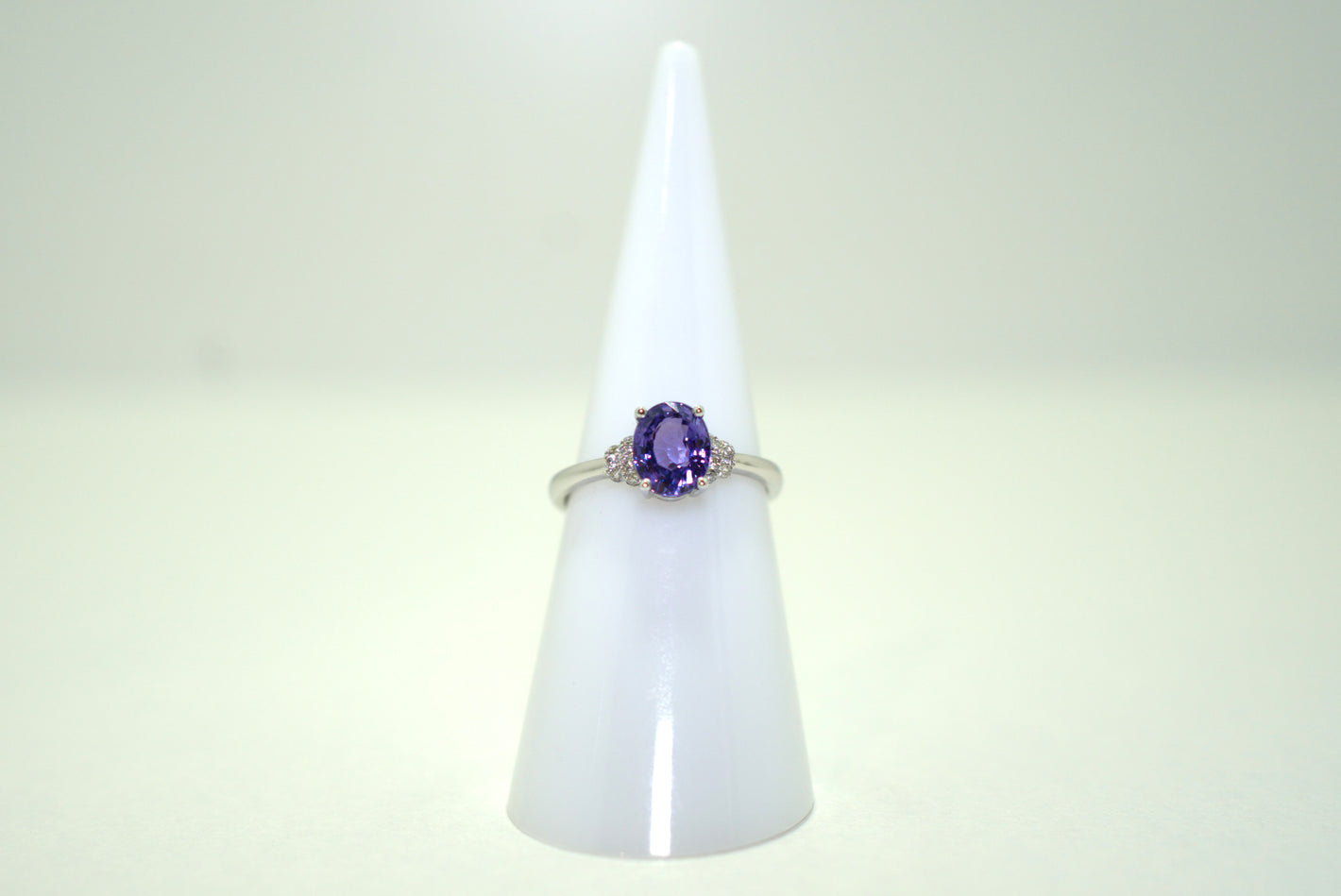White Gold Ring with Blue Sapphire and Diamonds