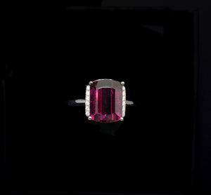 White Gold Ring with Garnet and Diamonds