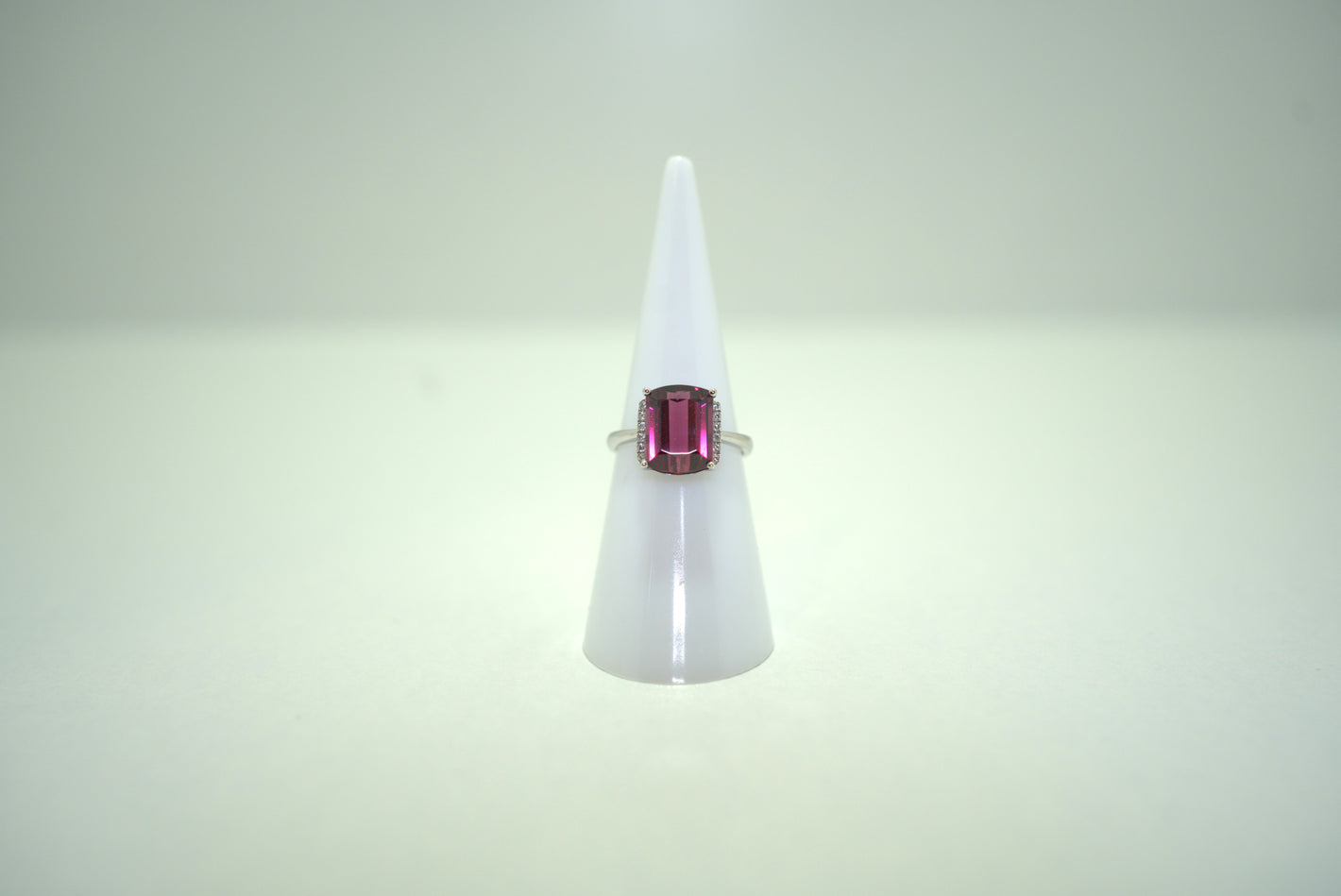 White Gold Ring with Garnet and Diamonds