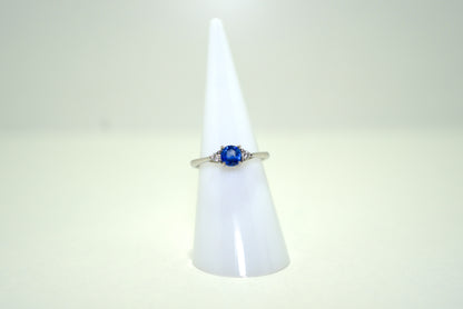 White Gold Ring with Blue Sapphire and Diamonds