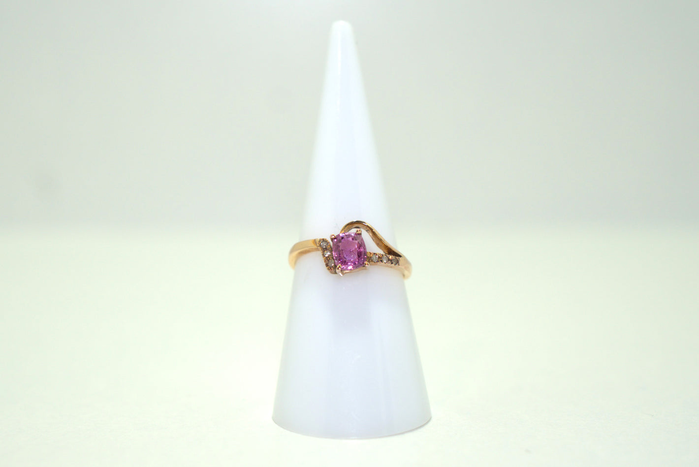 Yellow Gold Ring with Pink Sapphire and Diamonds