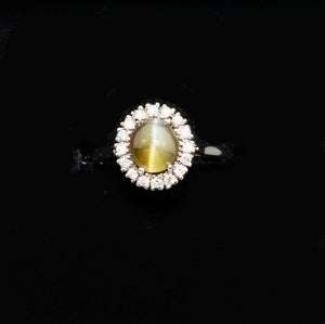 White Gold Ring With Cat's eye and Diamonds