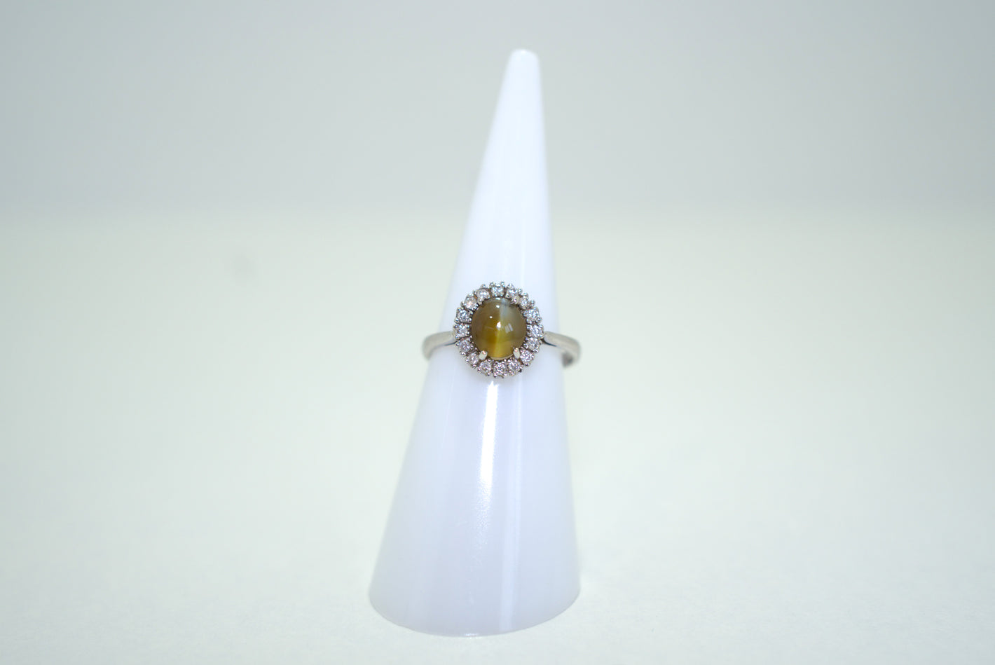 White Gold Ring With Cat's eye and Diamonds