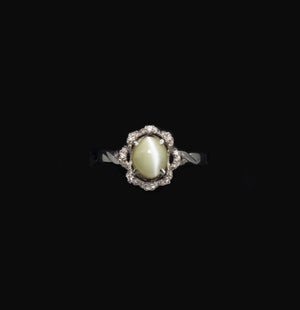 White Gold Ring with Cat's eye and Diamonds