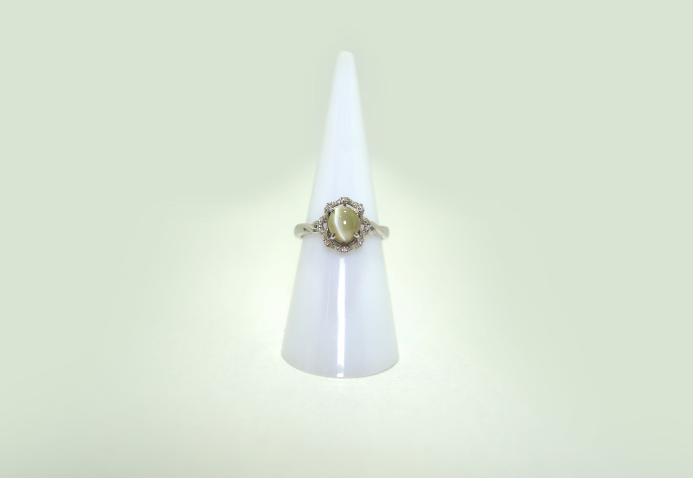 White Gold Ring with Cat's eye and Diamonds